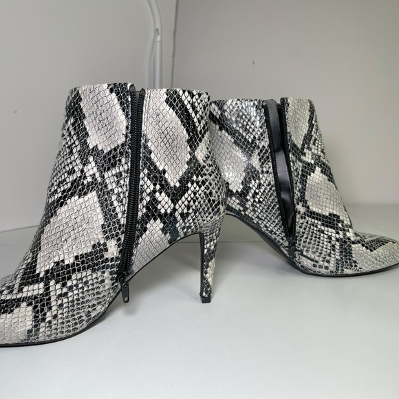Worthington Lorna Snakeskin Ankle Booties Women 9.5 Pointed Toe Memoryfoam Zipup - Picture 4 of 13